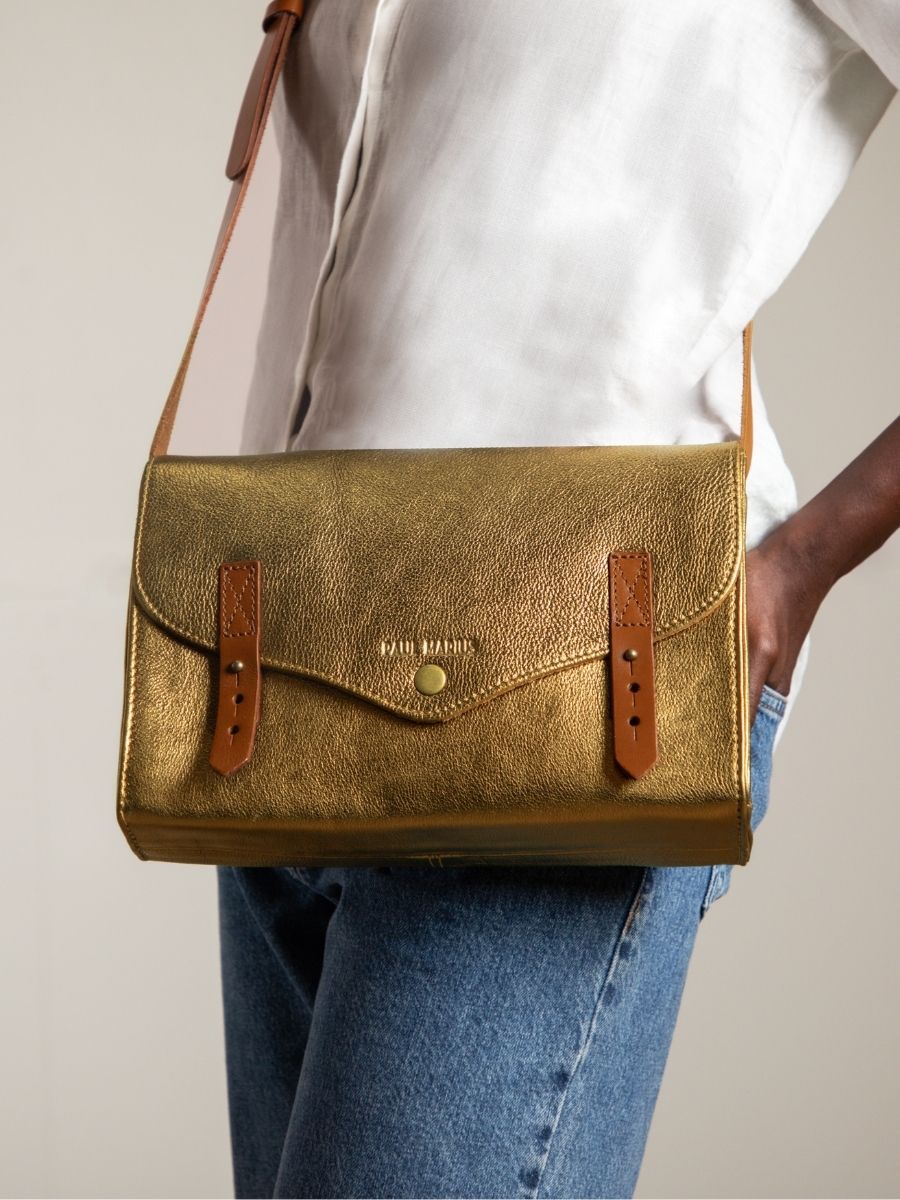 photo-zoom-matiere-sac-bandouliere-cuir-dore-lindispensable-bronze-paul-marius-w08-og