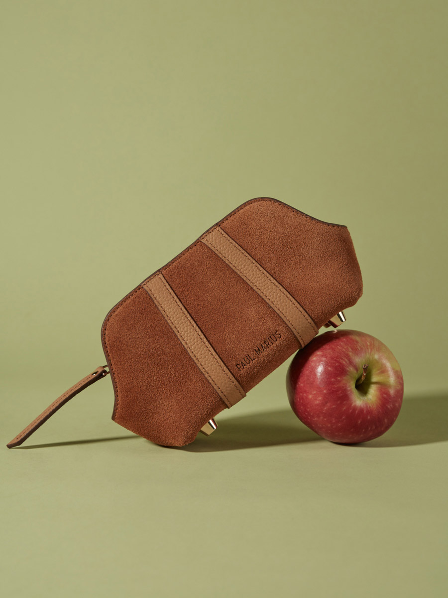 pochette-porte-monnaie-marron-louis-fauve-vue-portee-m77-su-co