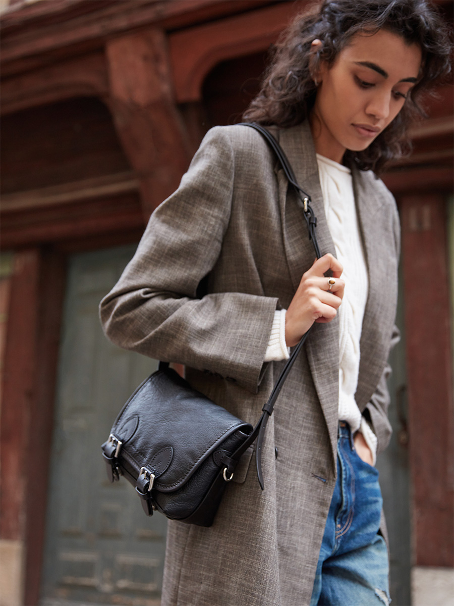 sac-bandouliere-cuir-loulou-s-noir-vue-portee-w78s-b 