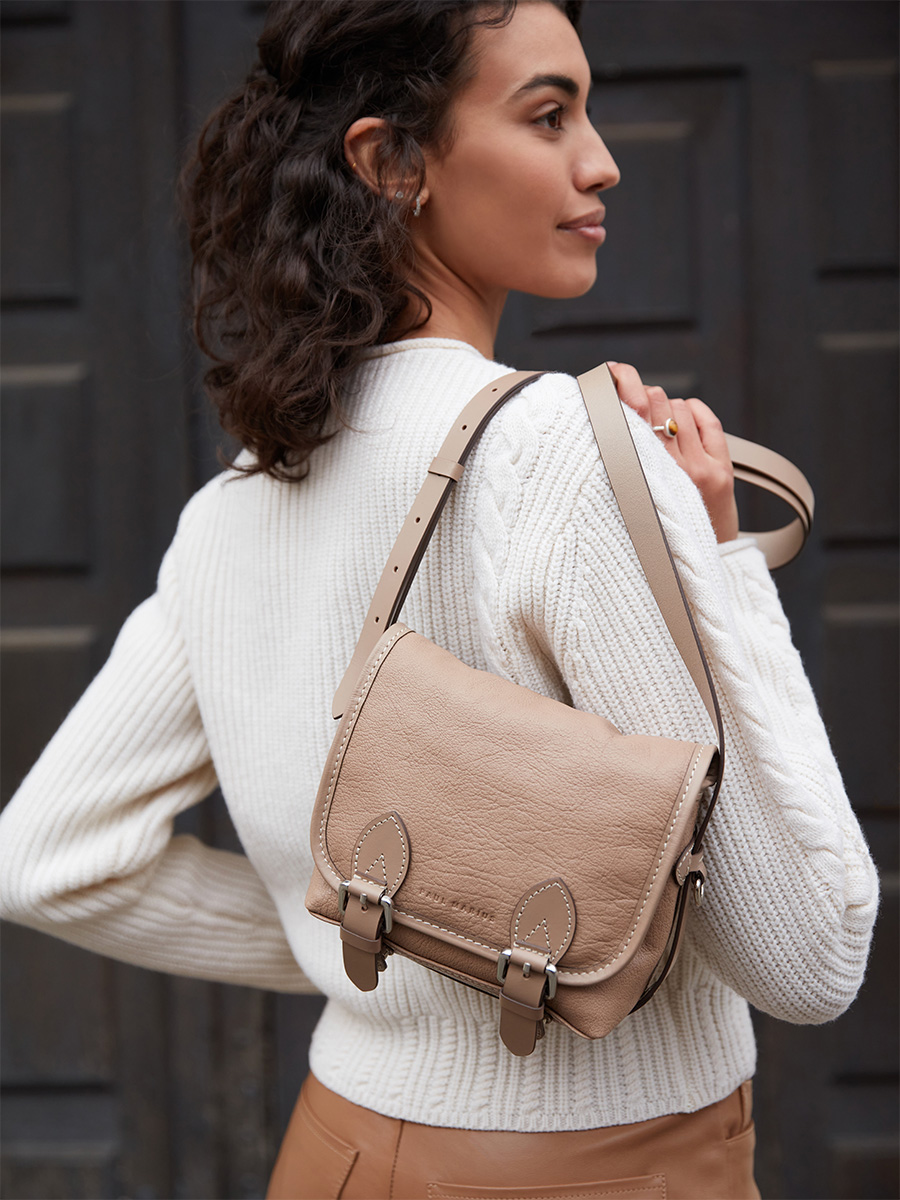  sac-bandouliere-cuir-loulou-s-taupe-zoom-matiere-w78s-bei