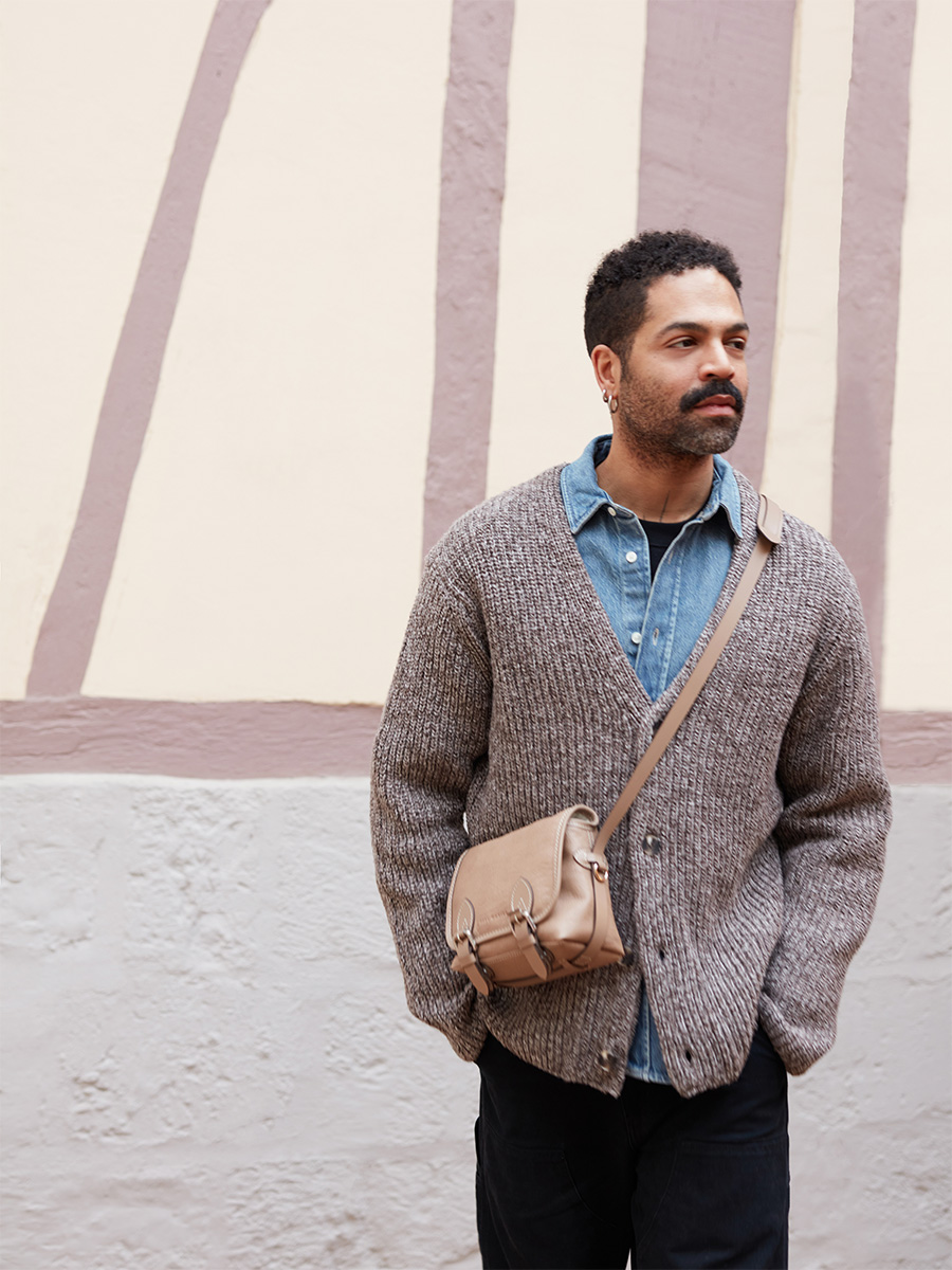  sac-bandouliere-cuir-loulou-s-taupe-vue-portee-w78s-bei