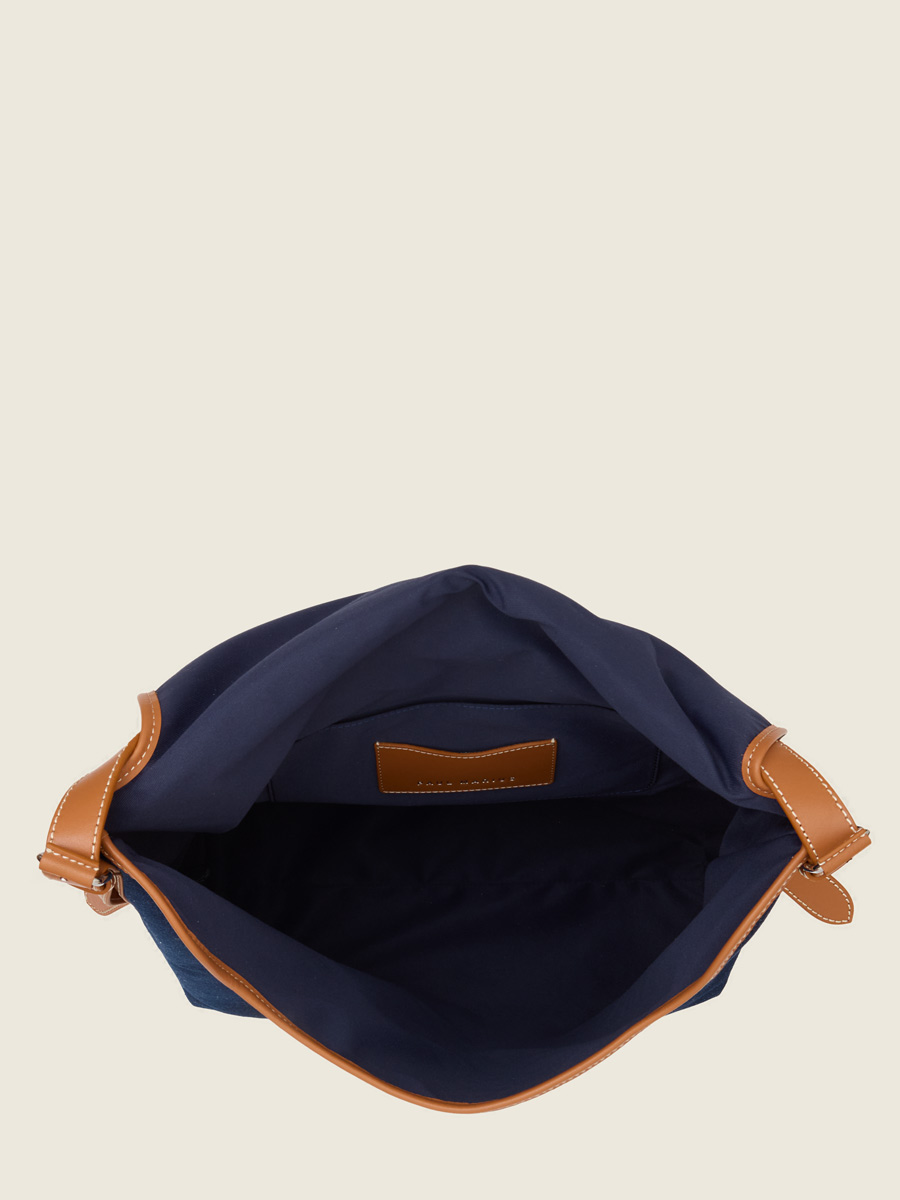 Sac bandoulière XL en jean bleu & cuir Loulou XL Escapade - Denim Brut vue portee