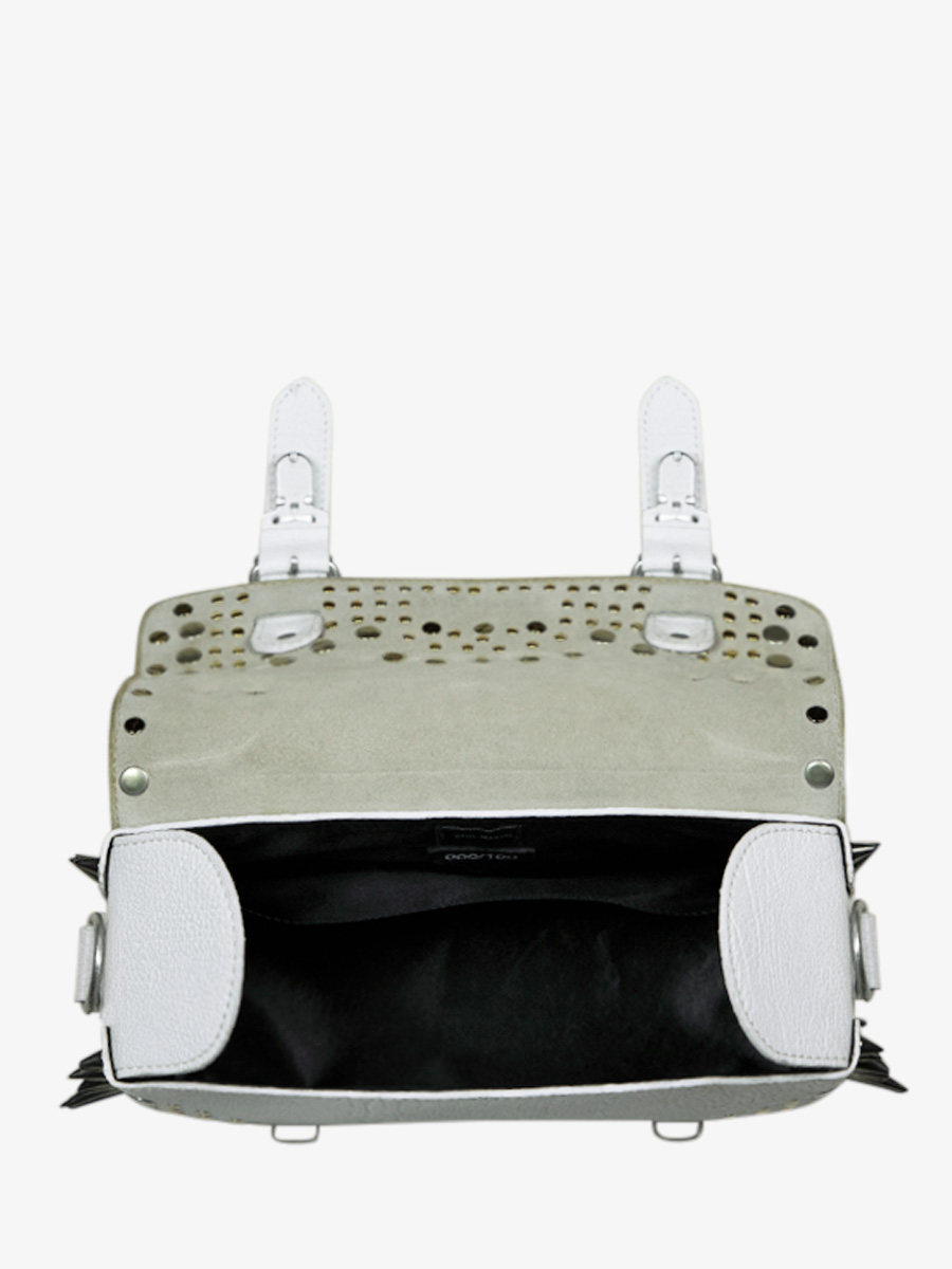 photo-vue-interieure-sac-bandouliere-cuir-blanc-lartisane-edition-noire-opus-paul-marius-p02-bed-op4-w