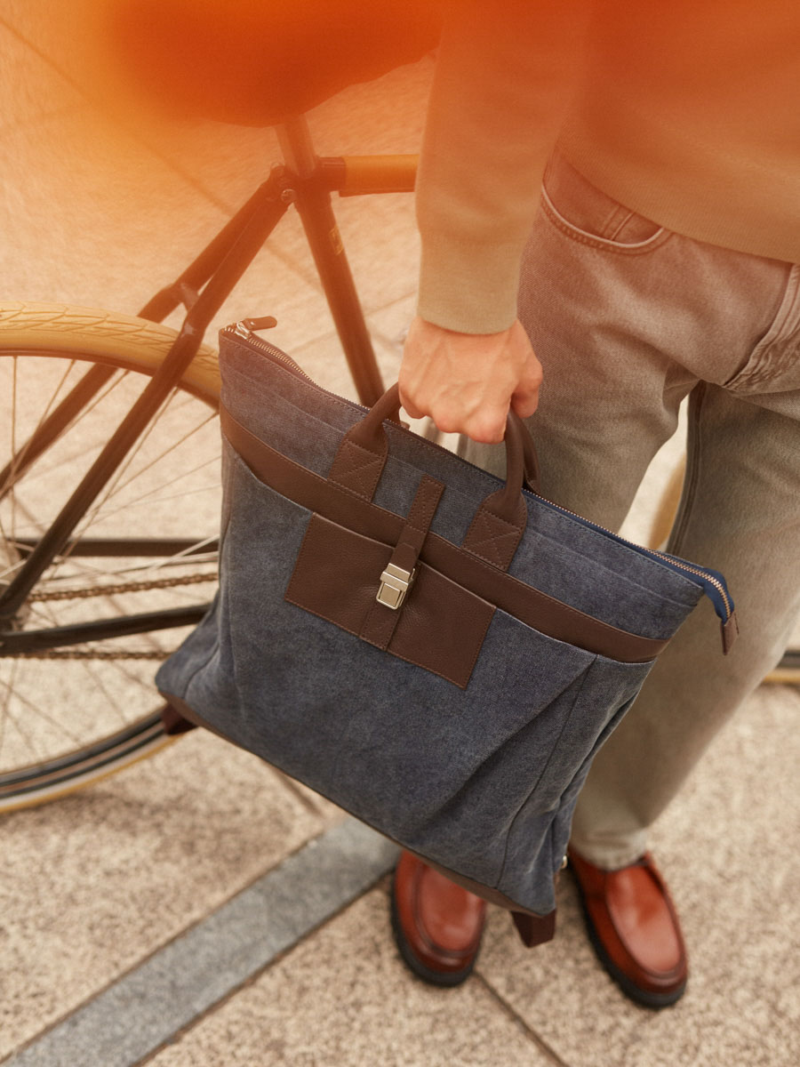 porte-documents-main-sac-a-dos-aviateur-cacao-toile-bleu-vue-zoom-matiere-b07-odbr-bluc