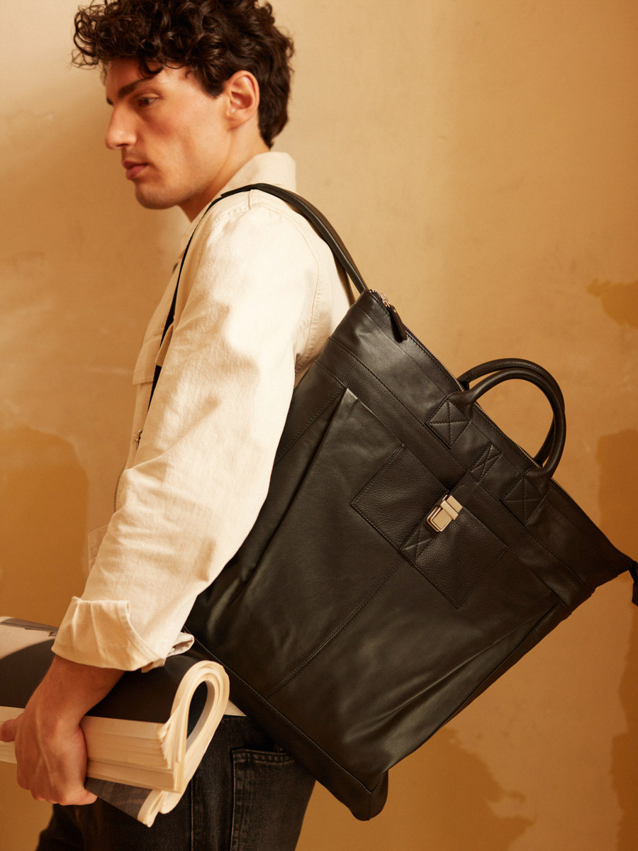 porte-documents-main-sac-a-dos-aviateur-noir-huile-vue-portee-b07-obl