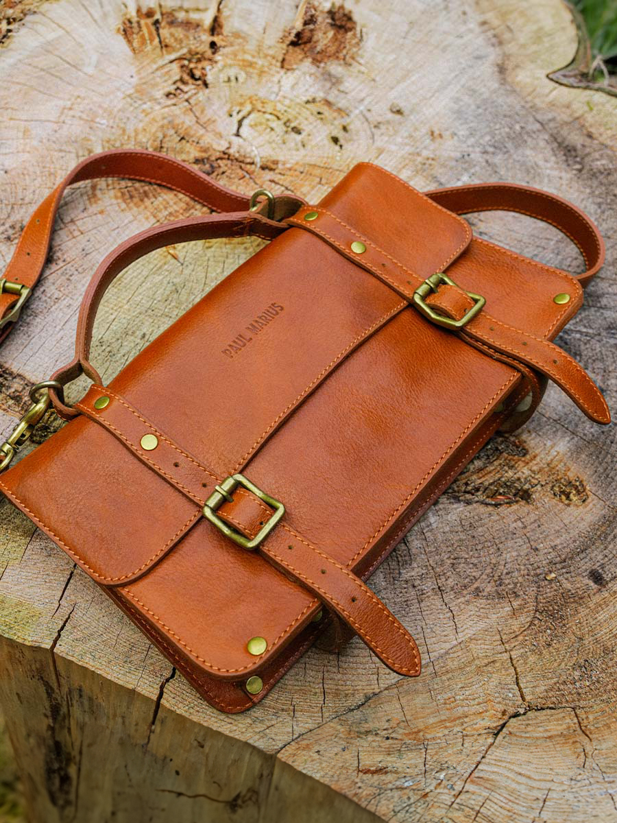 photo-matiere-porte-documents-cuir-marron-lecolporteur-cognac-huile-paul-marius-m23-oco
