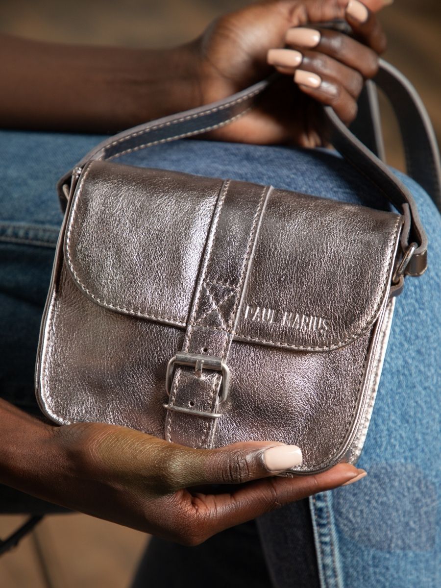 photo-zoom-matiere-sac-bandouliere-cuir-argent-lessentiel-acier-paul-marius-m21-gm