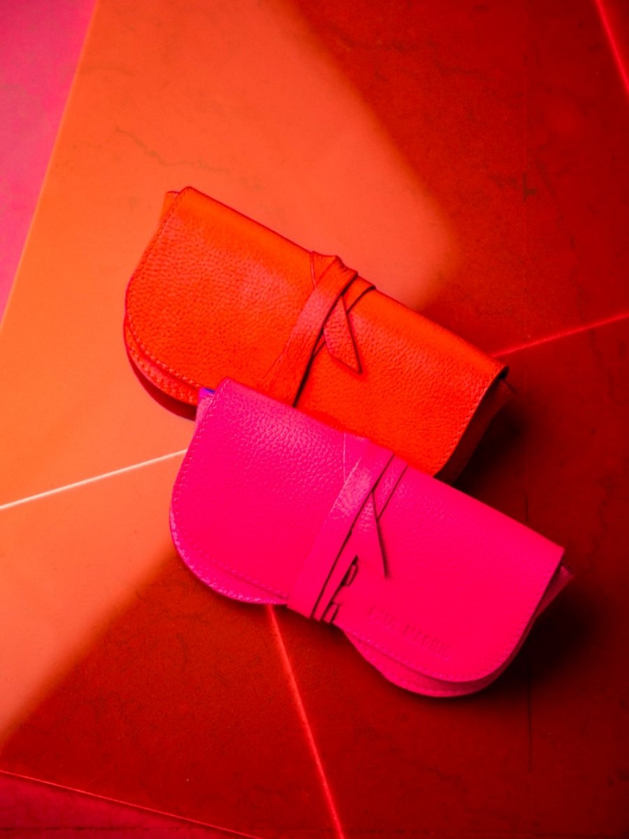 photo-vue-de-portee-etui-a-lunettes-cuir-femme-orange-l-etui-a-lunettes-neon-paul-marius-m49-ne-o