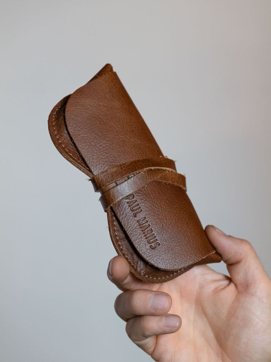 photo-vue-portee-etui-a-lunettes-cuir-unisexe-marron-l-etui-a-lunettes-tabac-paul-marius-m49-mk