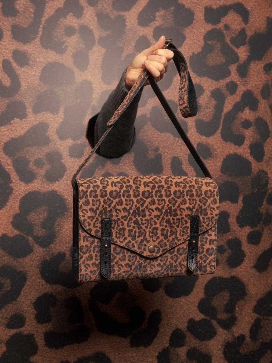 sac-bandouliere-indispensable-leopard-noir-vue-face-w08-lp-b