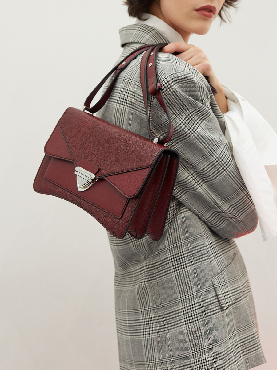 madame-george-sac-bandouliere-cuir-bordeaux-femme-zoom-matiere-w63-cav-dr