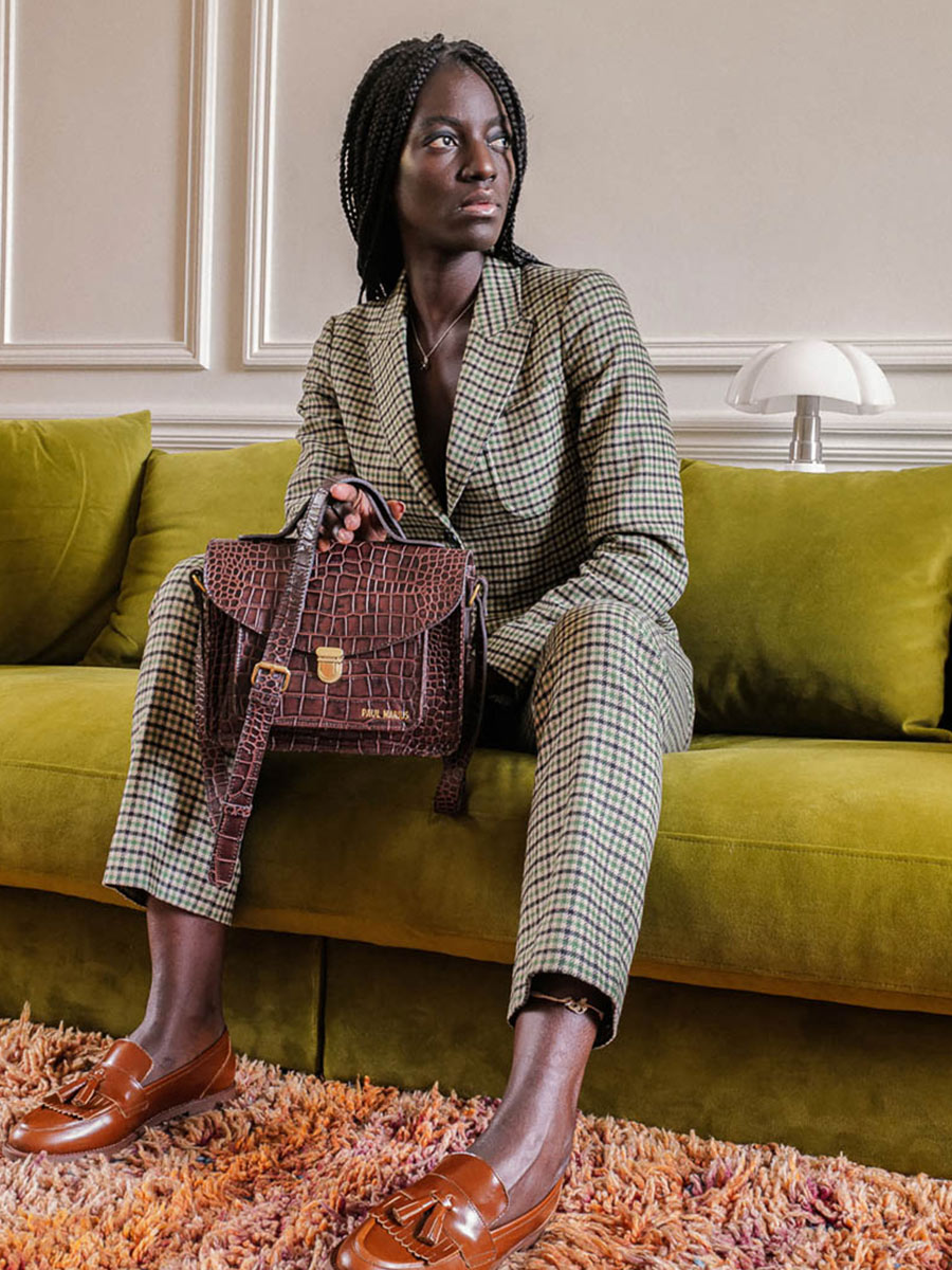 photo-vue-de-face-sac-bandouliere-cuir-femme-mademoiselle-george-alligator-marron-paul-marius-w05-a-db