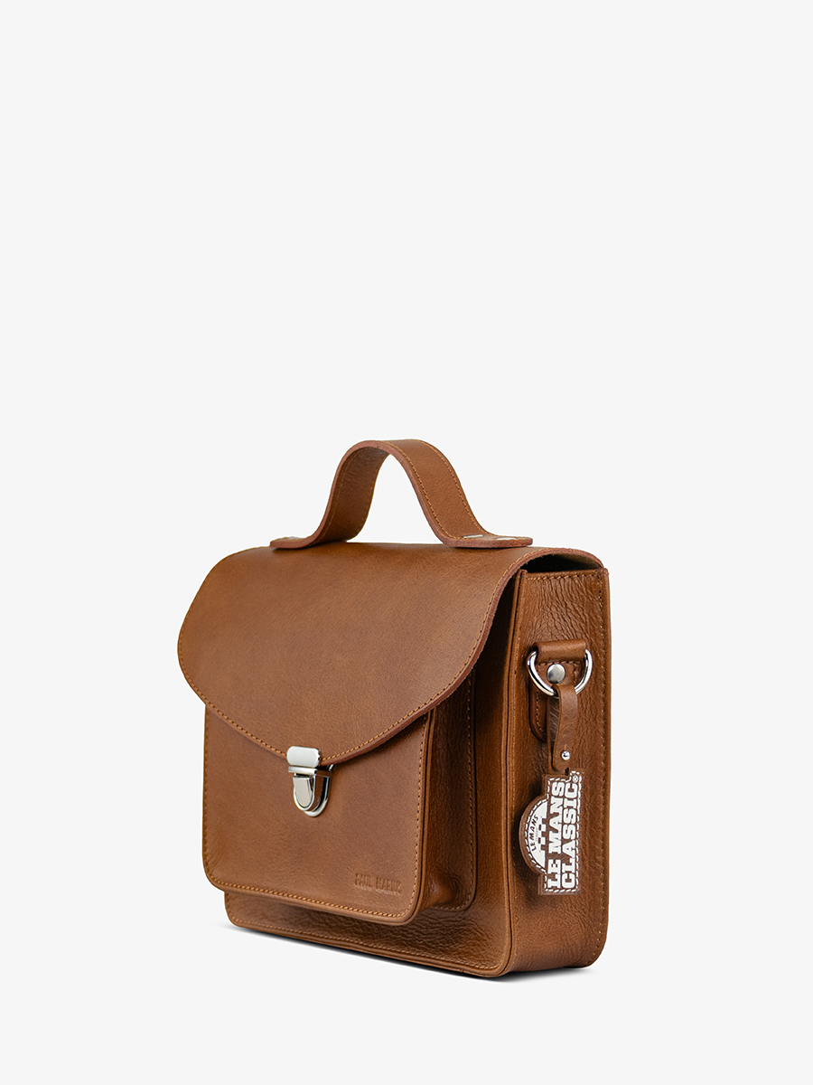 sac-bandouliere-cuir-marron-mademoiselle-george-le-mans-classic-2025-vue-cote-w05-lemans25-l