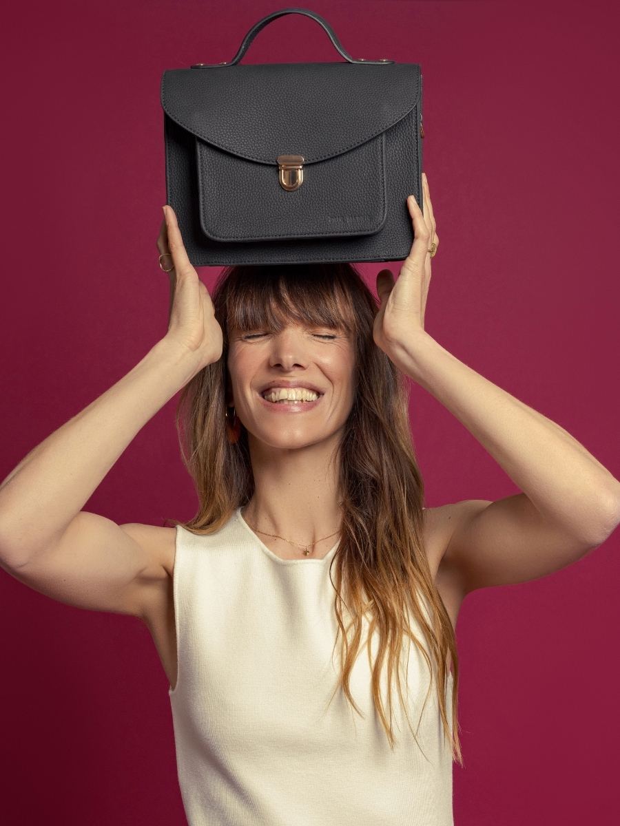 sac-bandouliere-cuir-mademoiselle-george-n2-noir-charbon-vue-cote-w105-bm-b