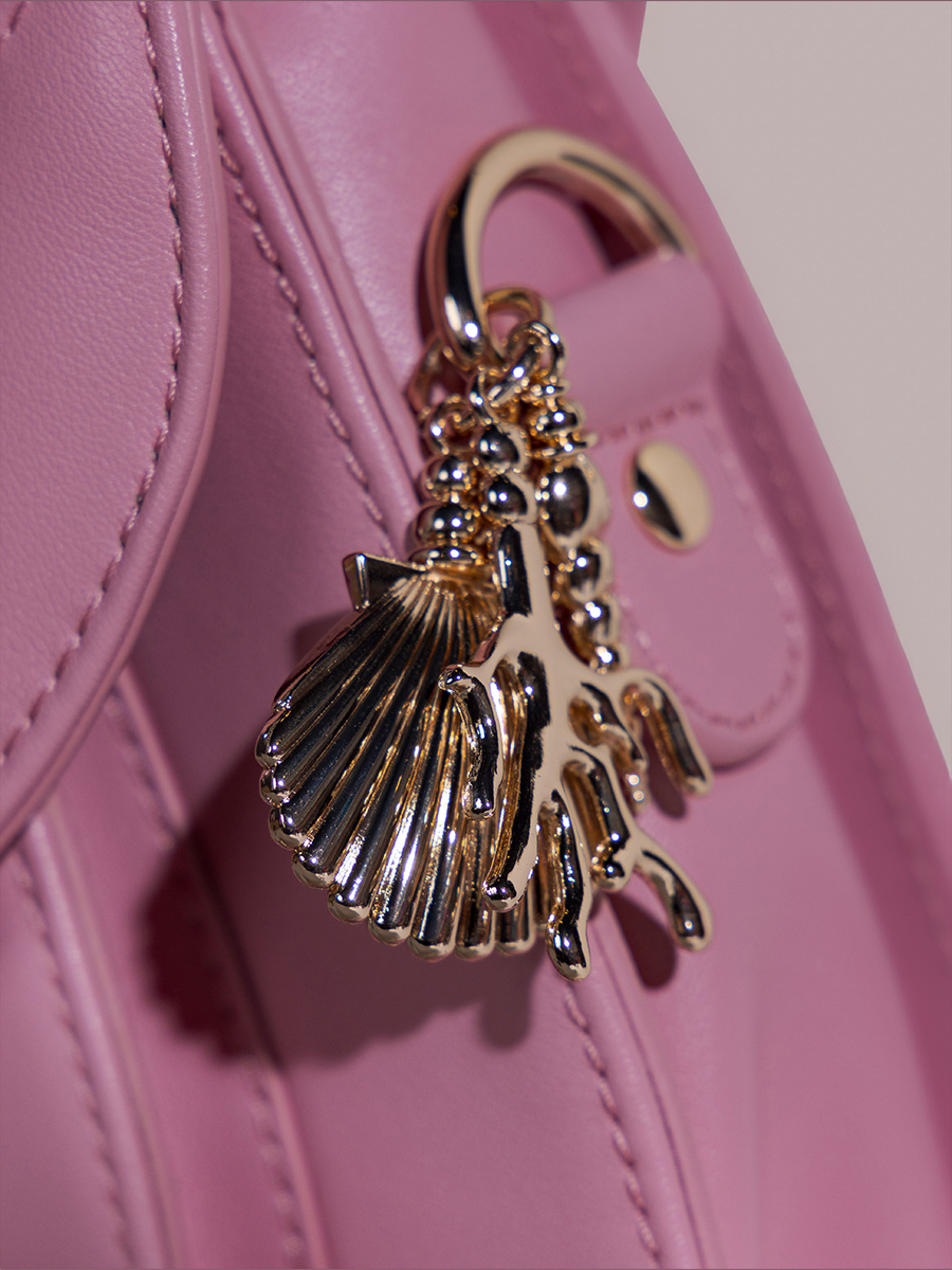 sac-bandouliere-cuir-mademoiselle-george-coquillage-rose-venus-vue-zoom-matiere-w105-pi