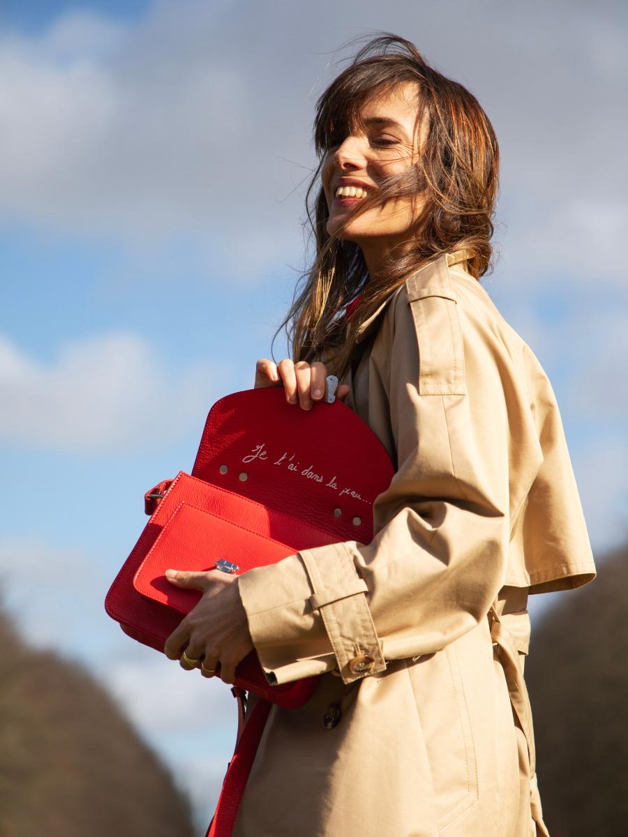 photo-vue-zoom-matiere-sac-bandouliere-cuir-femme-mademoiselle-george-mon-amour-paul-marius-w05-lov-r