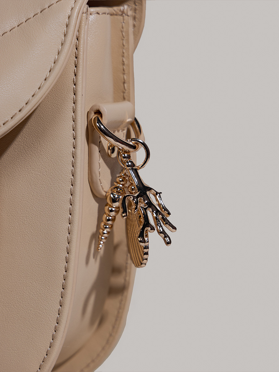 sac-bandouliere-cuir-beige-mademoiselle-george-coquillage-sable-vue-zoom-matiere-w105-n