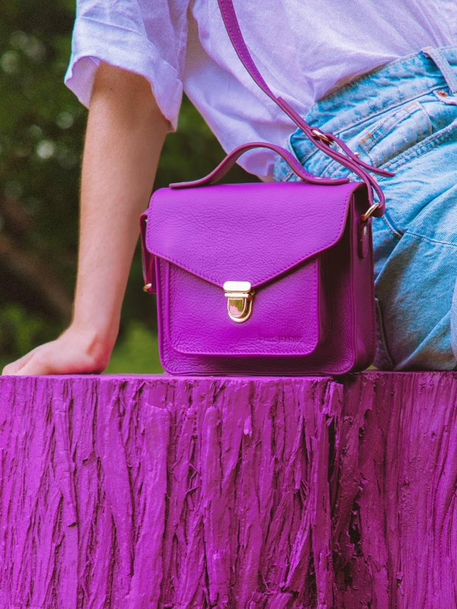 photo-focus-matiere-mini-sac-bandouliere-cuir-violet-mademoiselle-george-xs-sorbet-cassis-paul-marius-w05xs-sb-p