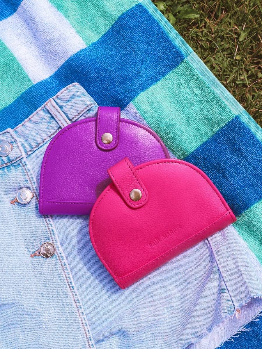 photo-portee-portefeuille-cuir-violet-leportefeuille-manon-n2-sorbet-cassis-paul-marius-m33-sb-p