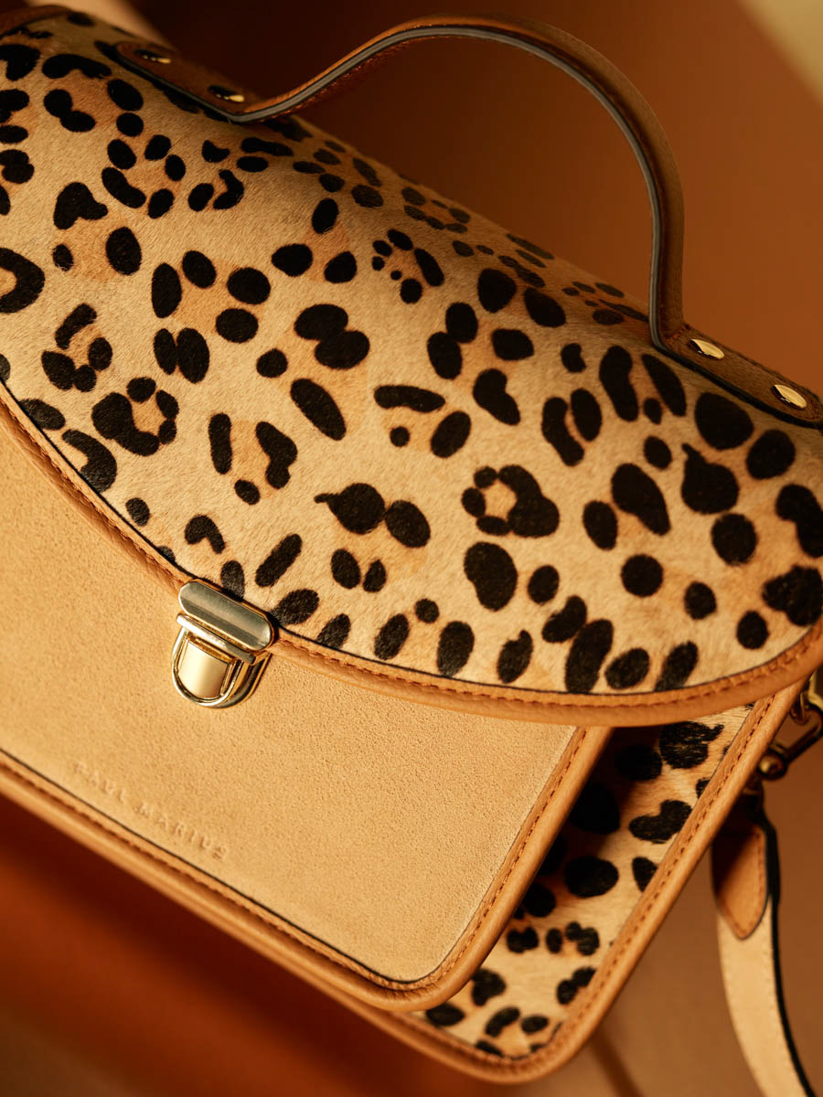 sac-bandouliere-cuir-mademoiselle-george-leopard-beige-vue-portee-w05-lp-bei