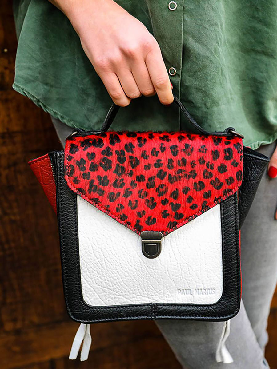photo-vue-de-face-petit-sac-bandouliere-cuir-femme-noir-rouge-mistinguette-leopard-noir-rouge-paul-marius-w20-lp-b-r