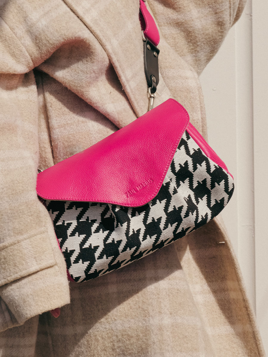 photo-portee-sac-bandouliere-cuir-rose-suzon-m-allure-fuchsia-paul-marius-w25m-hs2-pi