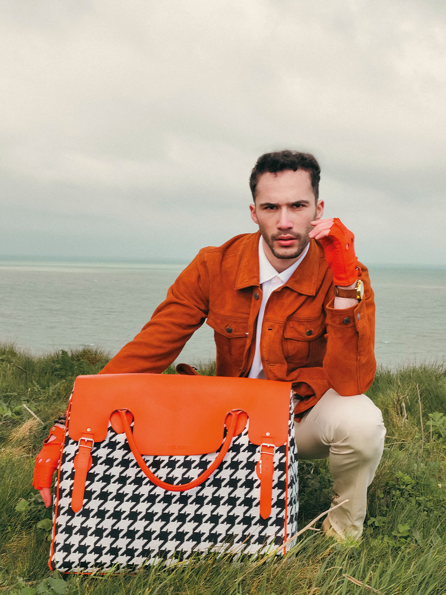 photo-focus-matiere-sac-voyage-cuir-orange-rouen-delhi-allure-orange-paul-marius-m105-hs2-o
