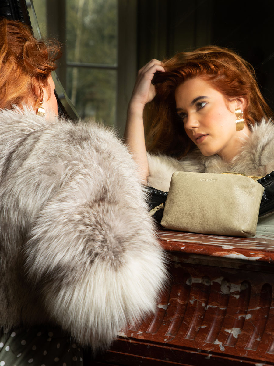 photo-matiere-trousse-maquillage-cuir-vert-adele-art-deco-amande-paul-marius-m500-ad-al