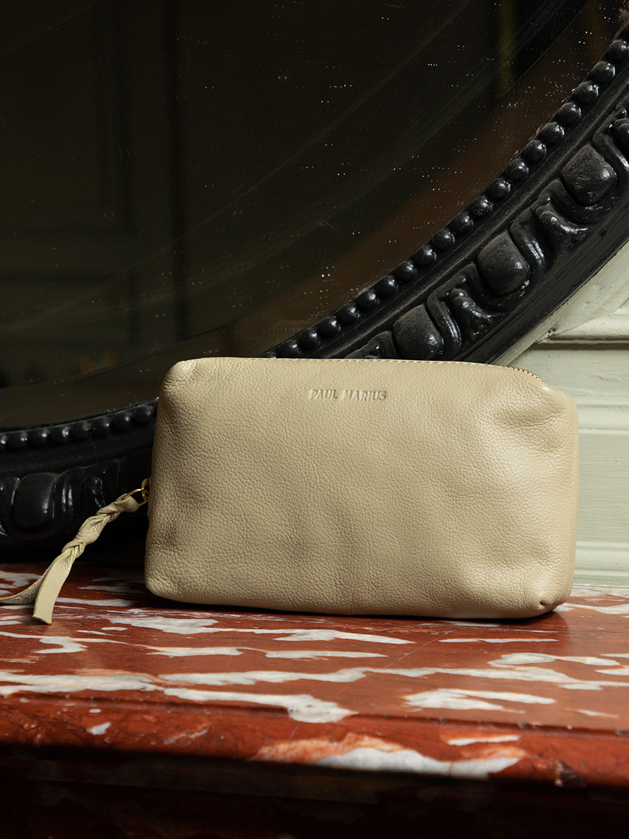 photo-portee-trousse-maquillage-cuir-vert-adele-art-deco-amande-paul-marius-m500-ad-al