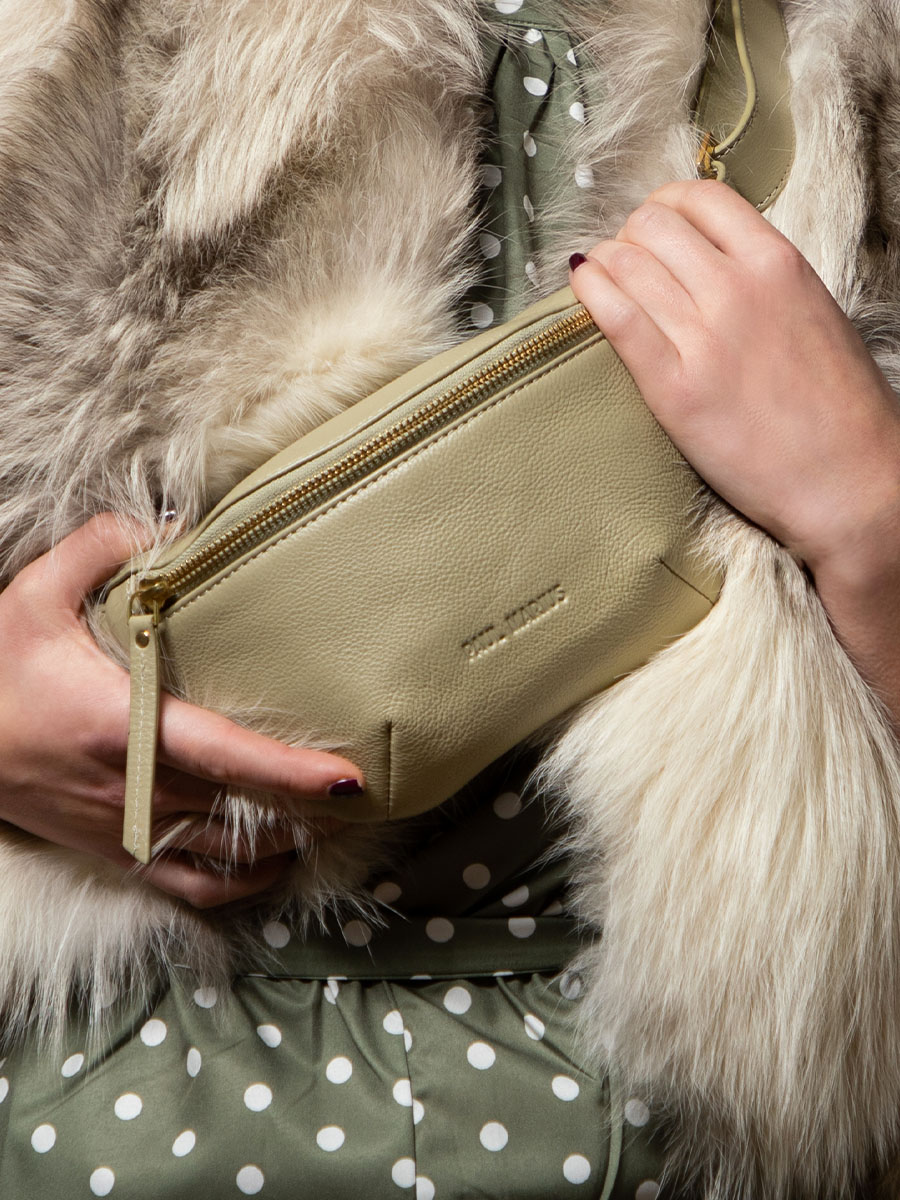 photo-matiere-mini-sac-banane-cuir-vert-labanane-xs-art-deco-amande-paul-marius-m503xs-ad-al