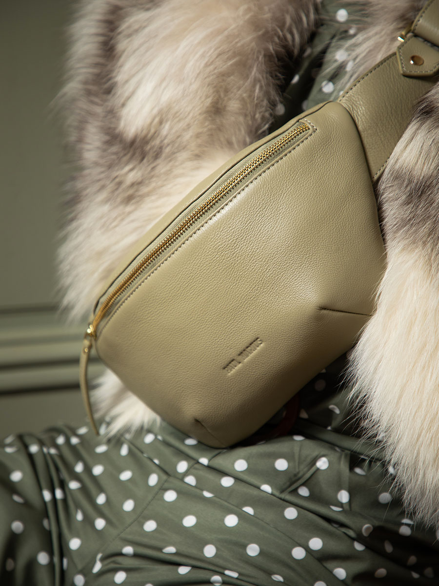 photo-matiere-sac-banane-cuir-vert-labanane-art-deco-amande-paul-marius-m503-ad-al