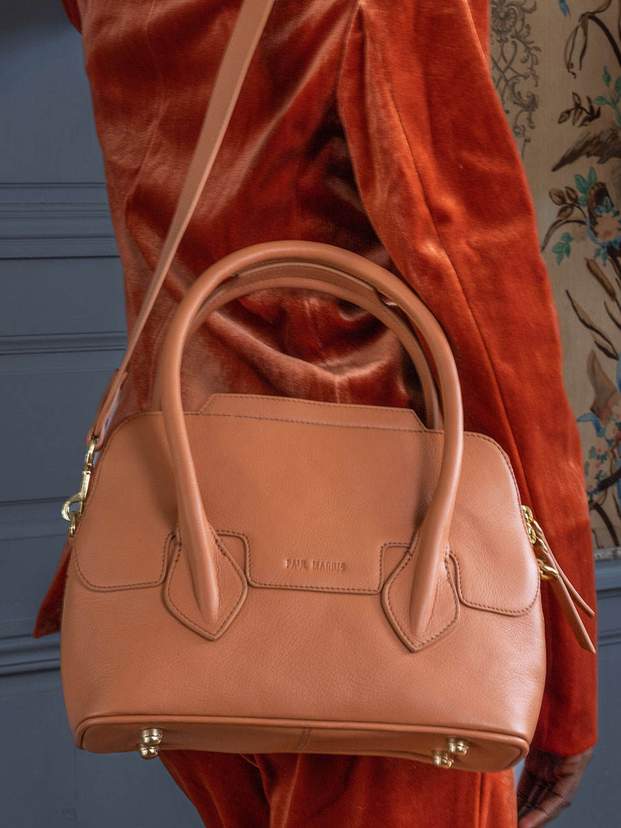 photo-matiere-sac-main-cuir-marron-gisele-s-art-deco-caramel-paul-marius-w32s-ad-ca