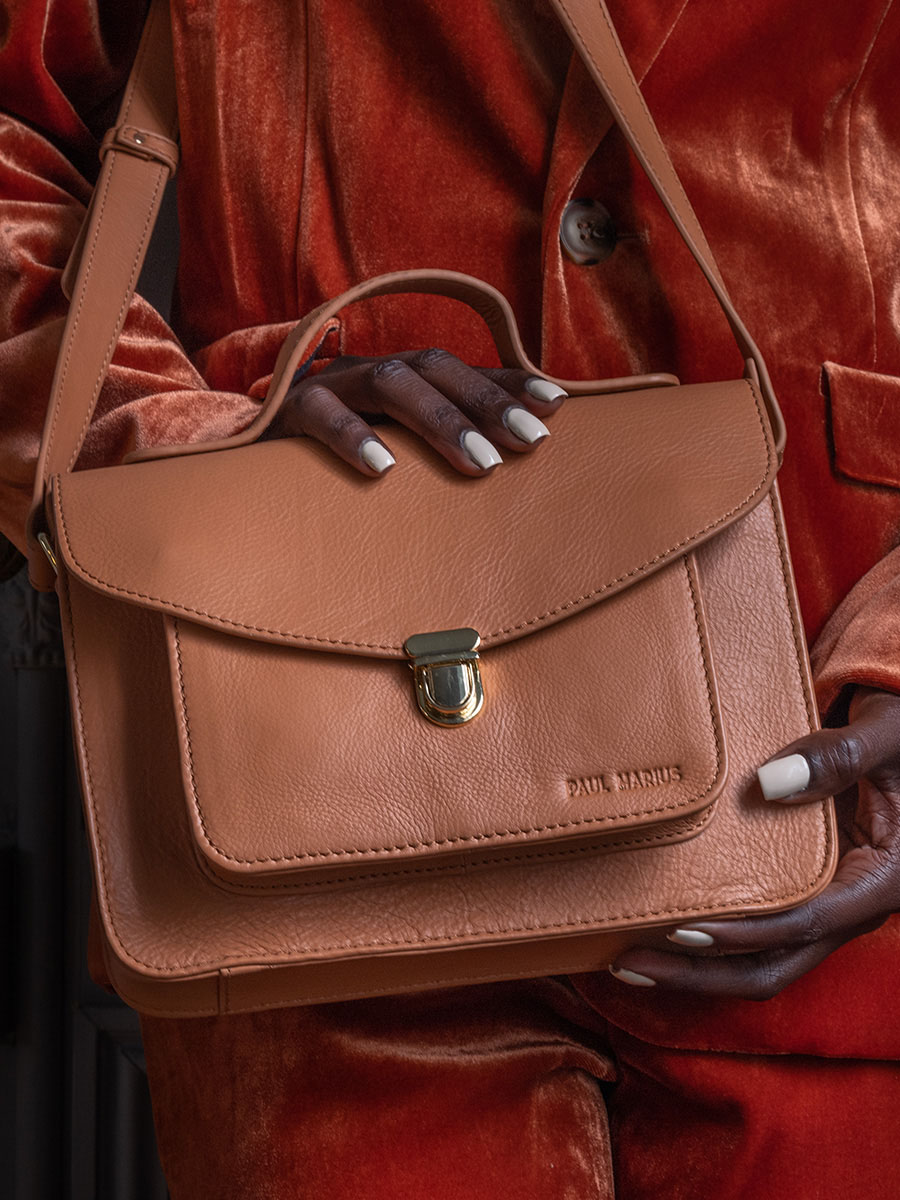 photo-matiere-sac-main-cuir-femme-marron-mademoiselle-george-art-deco-caramel-paul-marius-w05-ad-ca