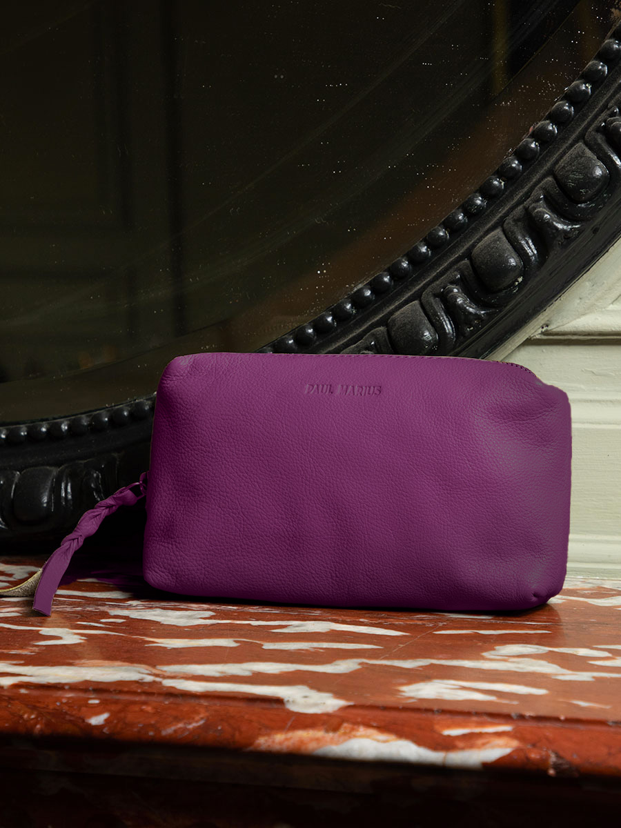 photo-portee-trousse-maquillage-cuir-violet-adele-art-deco-zinzolin-paul-marius-m500-ad-zi