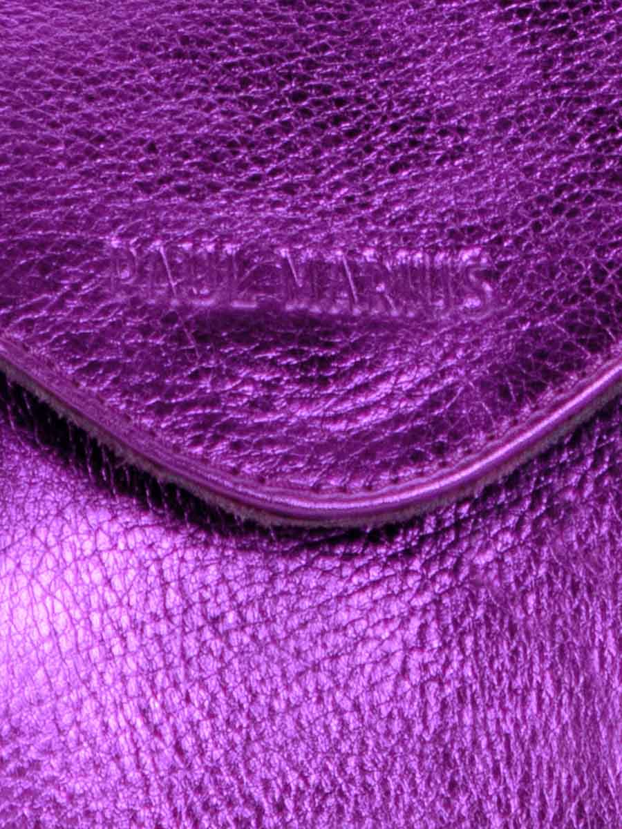 photo-vue-zoom-matiere-sac-bandouliere-cuir-violet-metallise-suzon-m-bonbon-paul-marius-w25m-m-p