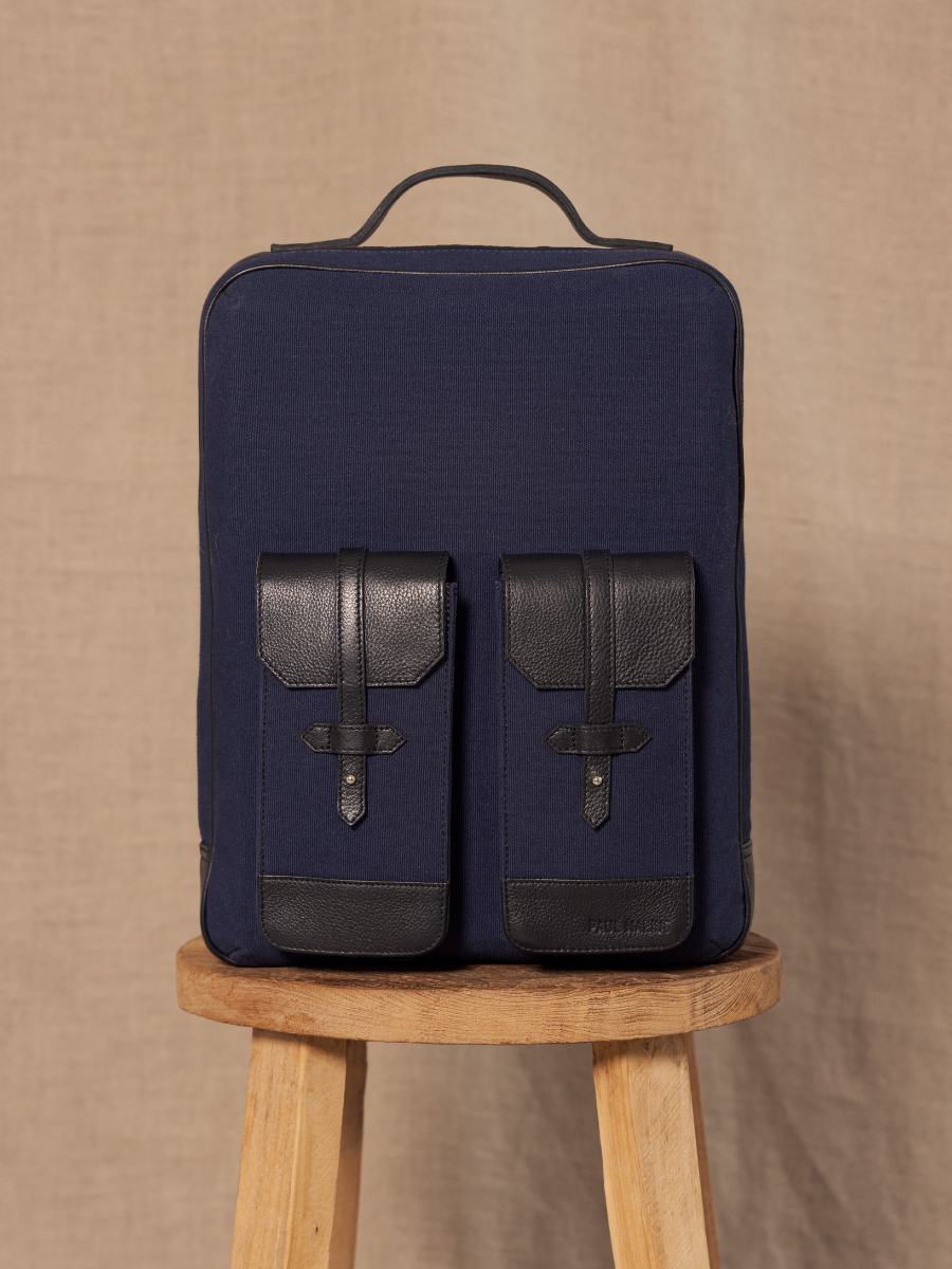 photo-vue-de-cote-sac-a-dos-cuir-unisexe-bleu-noir-urbain-noir-toile-bleu-marine-paul-marius-b08-obl-bluc