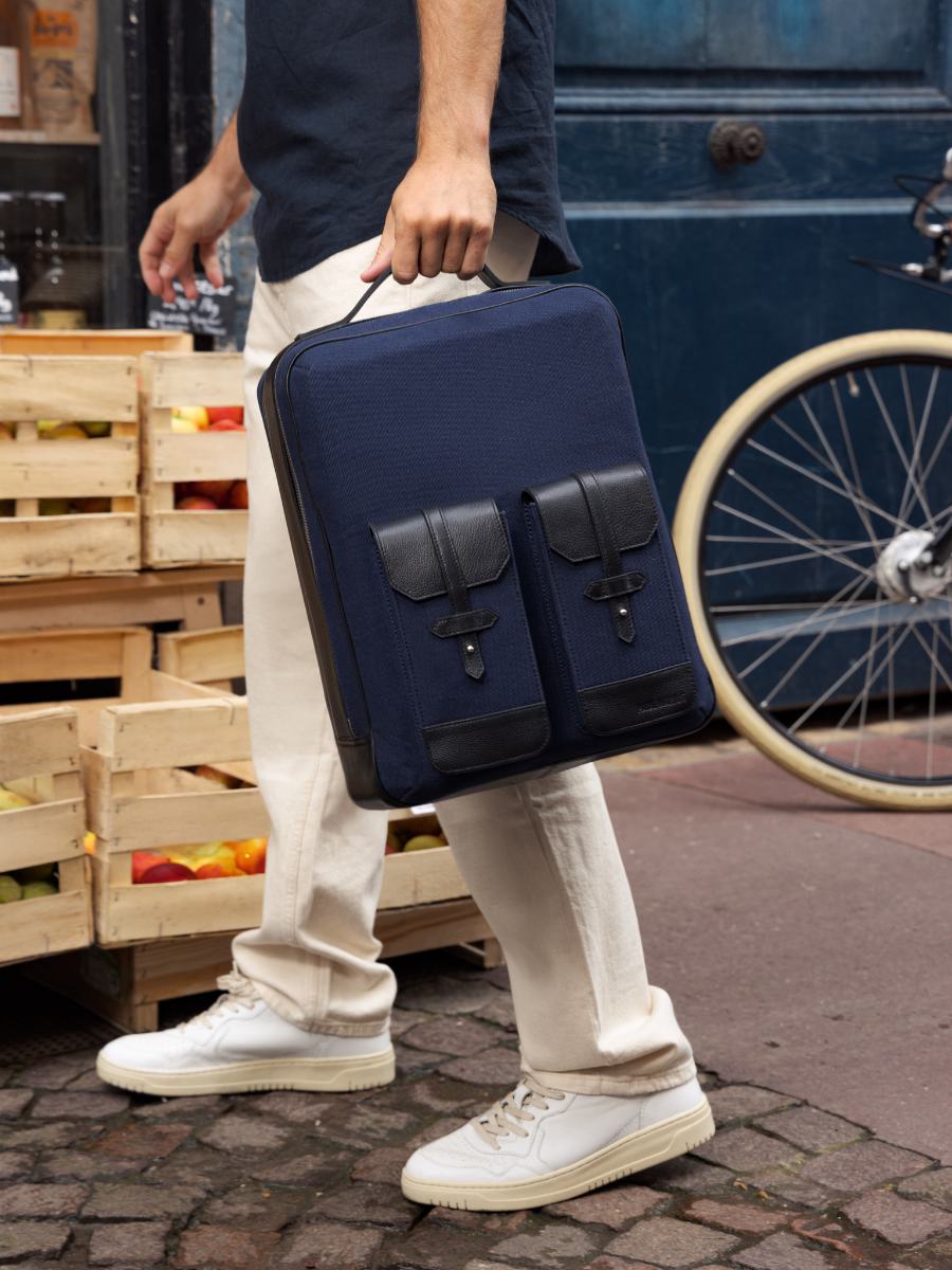 photo-vue-zoom-matiere-sac-a-dos-cuir-unisexe-bleu-noir-urbain-noir-toile-bleu-marine-paul-marius-b08-obl-bluc