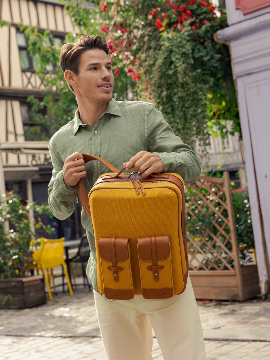 photo-vue-zoom-matiere-sac-a-dos-cuir-unisexe-naturel-jaune-urbain-naturel-toile-safran-paul-marius-b08-ol-yc