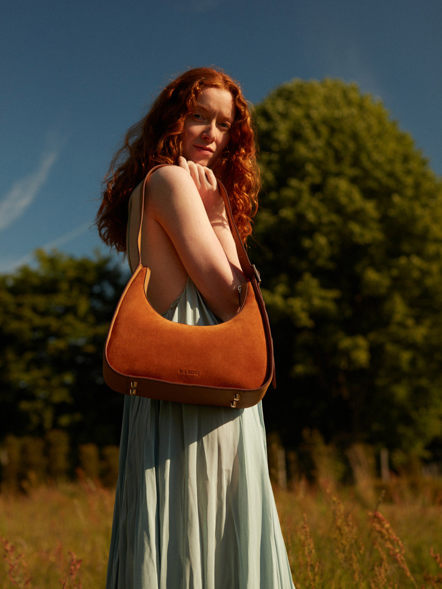 sac-baguette-cuir-marron-victoire-fauve-vue-portee-w54-su-co