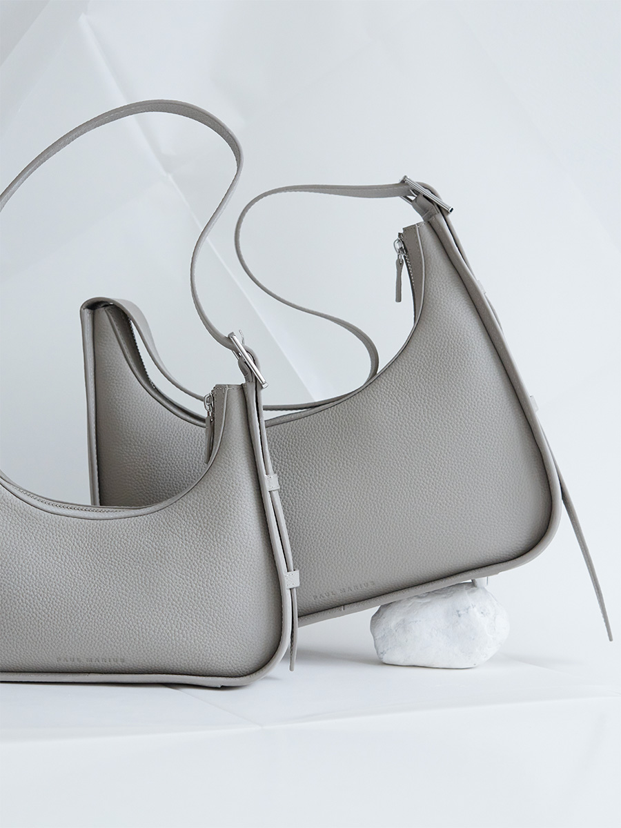 victoire-sac-baguette-cuir-gris-galet-victoire-vue-portee-w54-bm-gre