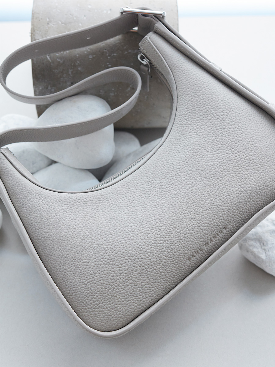 victoire-sac-baguette-cuir-gris-galet-victoire-zoom-matiere-w54-bm-gre