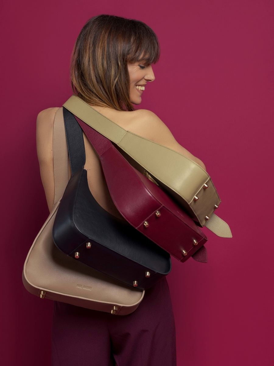 sac-baguette-cuir-victoire-noir-charbon-vue-cote-w54-bm-b