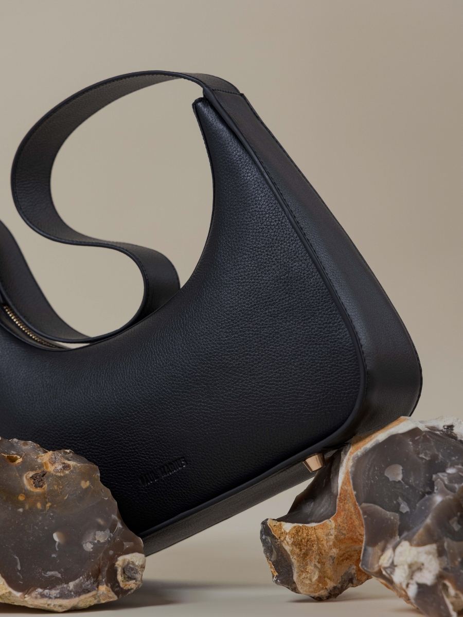 sac-baguette-cuir-victoire-noir-charbon-vue-zoom-matiere-w54-bm-b