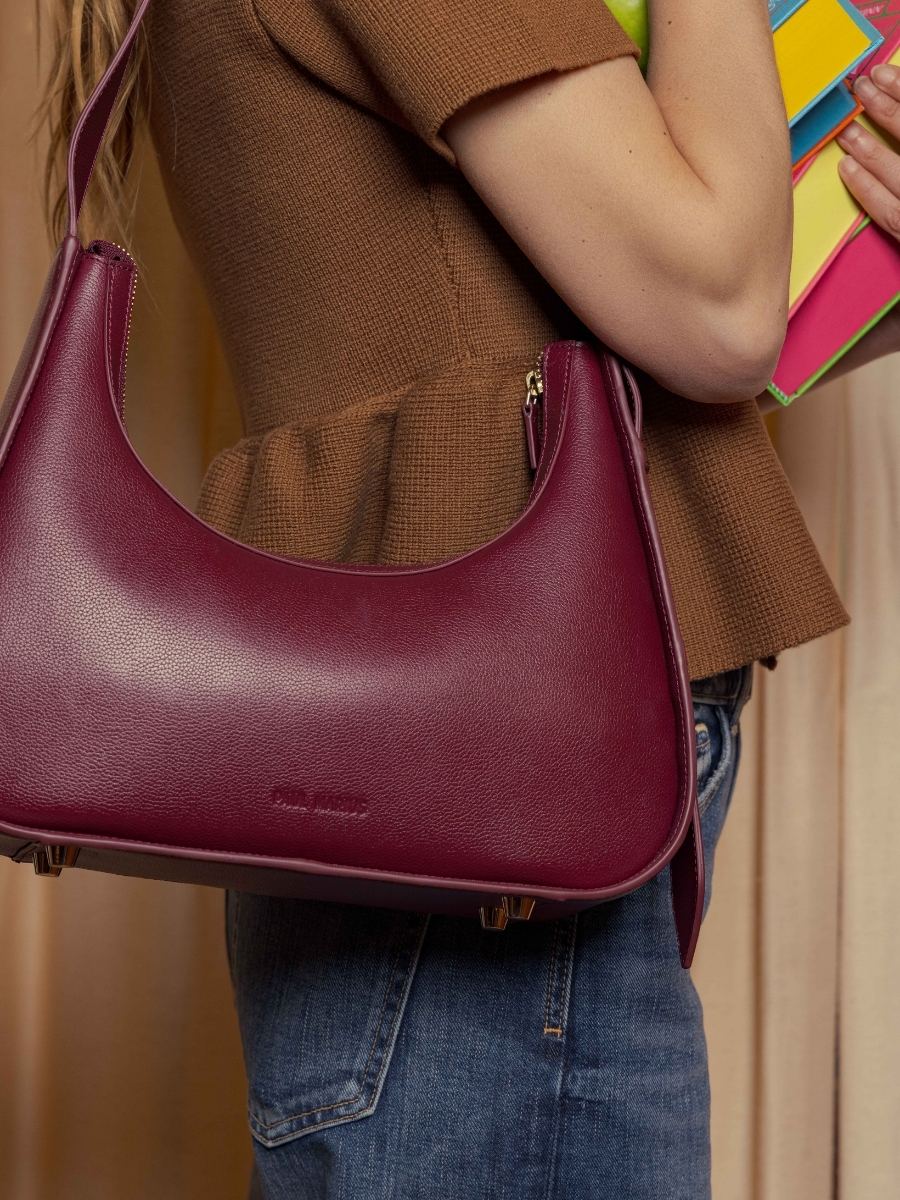 sac-baguette-cuir-victoire-pourpre-vue-zoom-matiere-w54-p