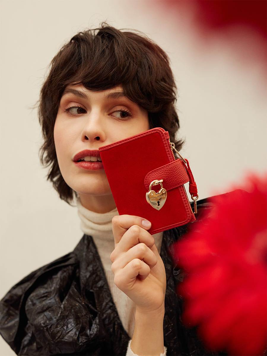 portefeuille-fusion-cuir-rouge-valentine-vue-portee-m89-fus-r 