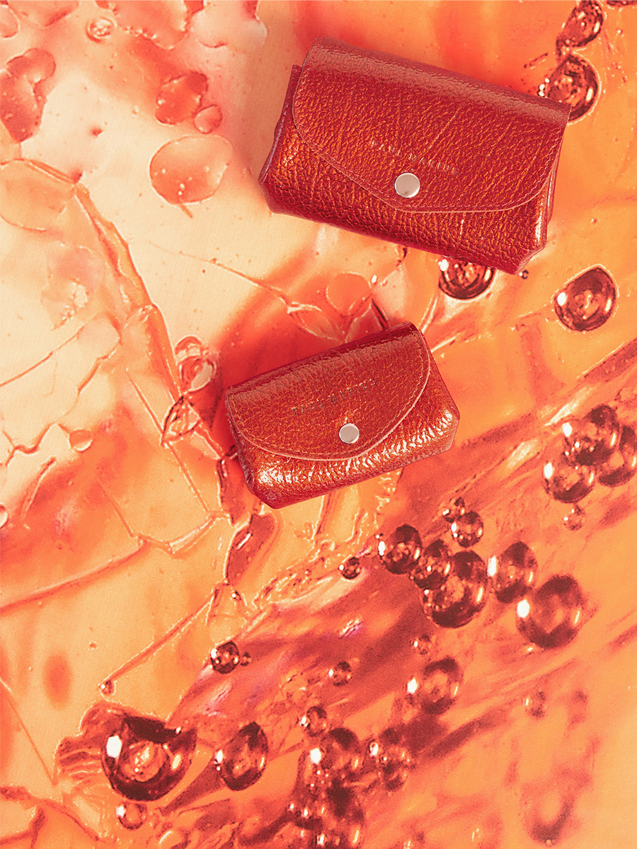 Pochette en cuir rouge LeGustave M - Star Flamme photo focus matiere