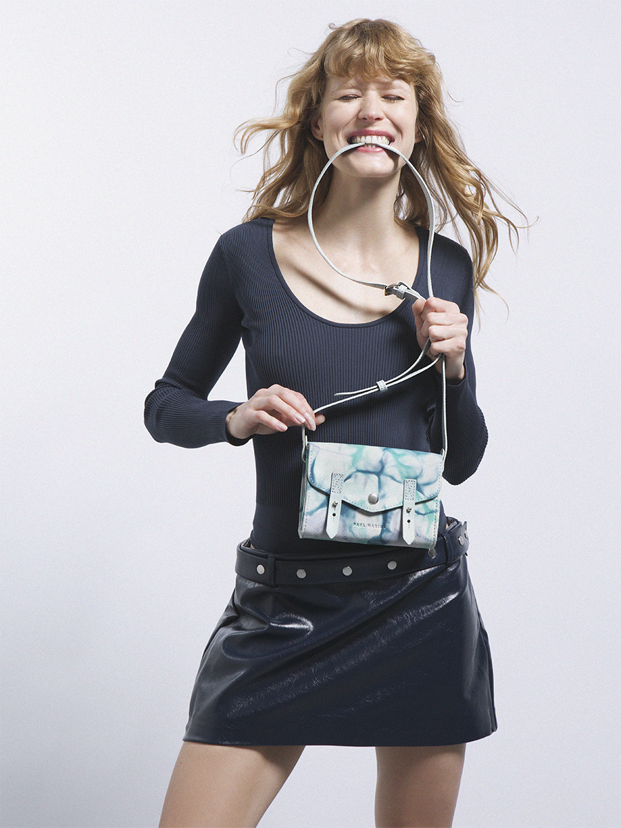 Petit sac bandoulière en cuir bleu LeMini Indispensable - Tie & Dye Bleu photo focus matiere
