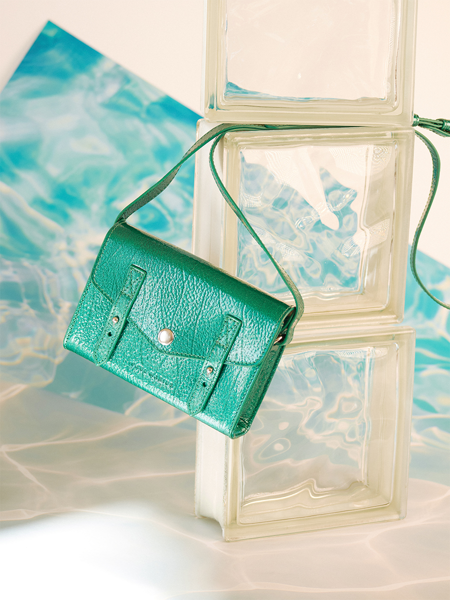 Petit sac bandoulière en cuir bleu LeMini Indispensable - Star Lagon photo focus matiere