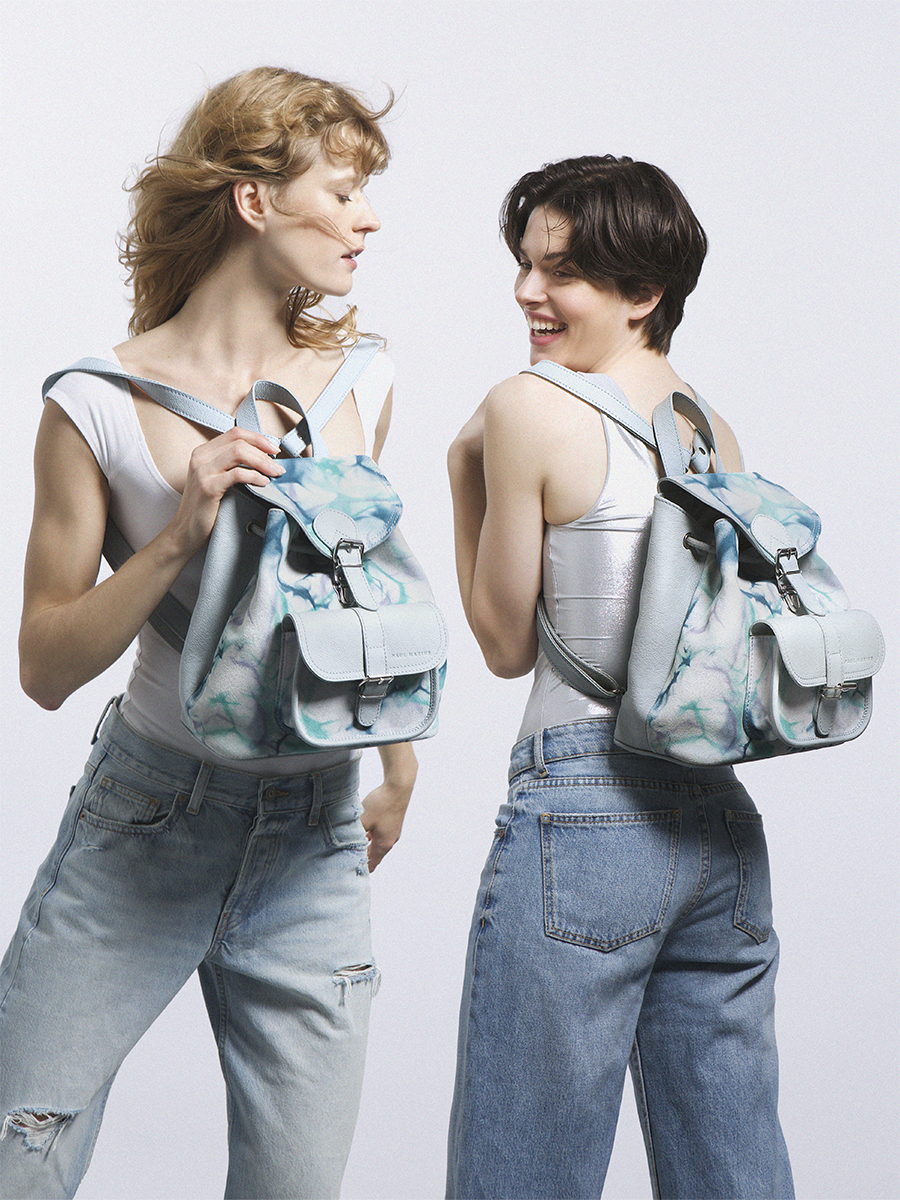 Sac à dos en cuir bleu LeBaroudeur - Tie & Dye Bleu photo focus matiere