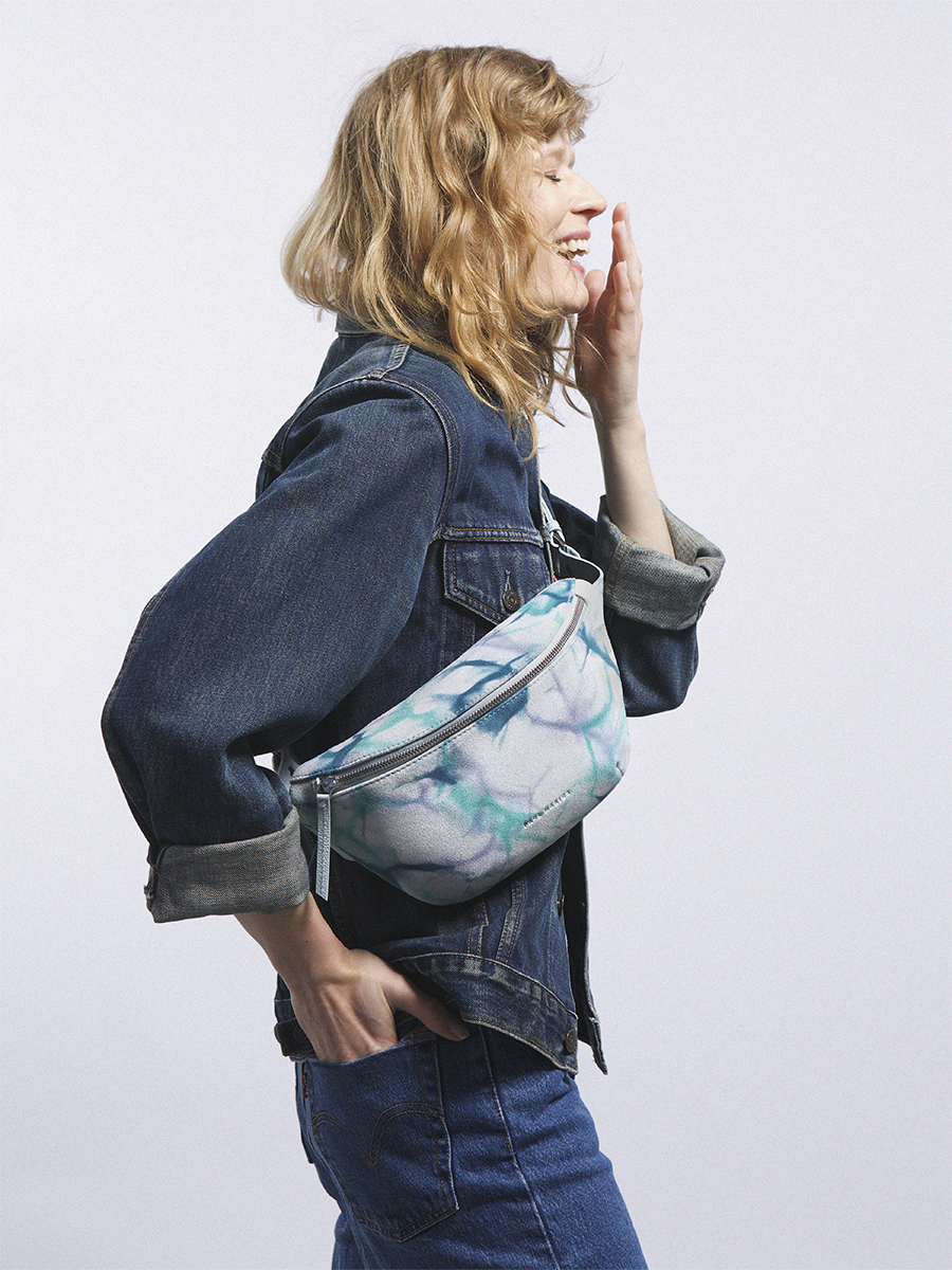 Sac banane  - Tie & Dye bleu LaBanane - Tie & Dye Bleu vue portee